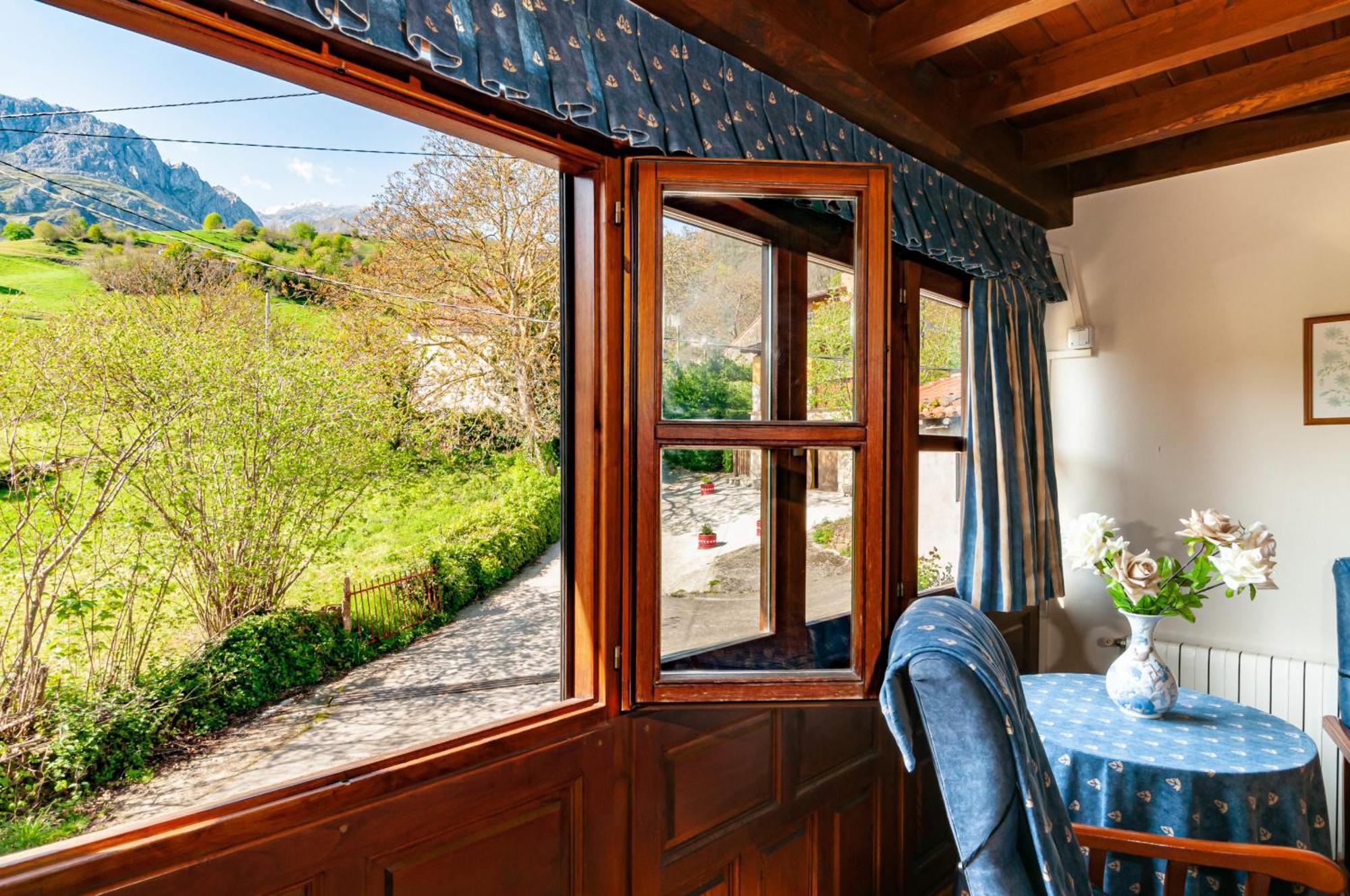 Casa Rural La Regoria カレニャ・デ・カブラレス エクステリア 写真