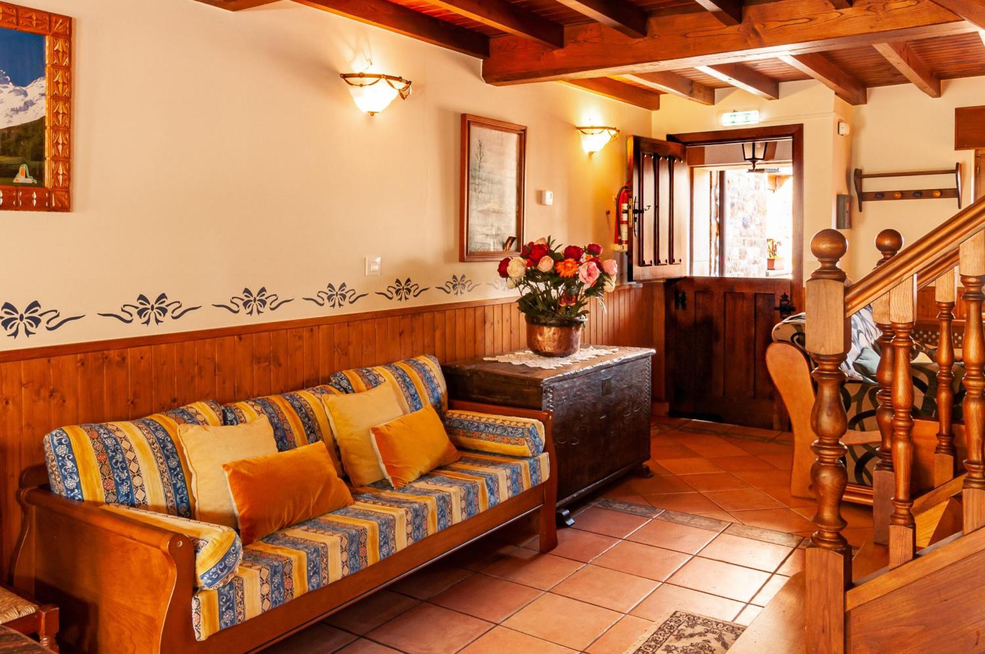 Casa Rural La Regoria カレニャ・デ・カブラレス エクステリア 写真