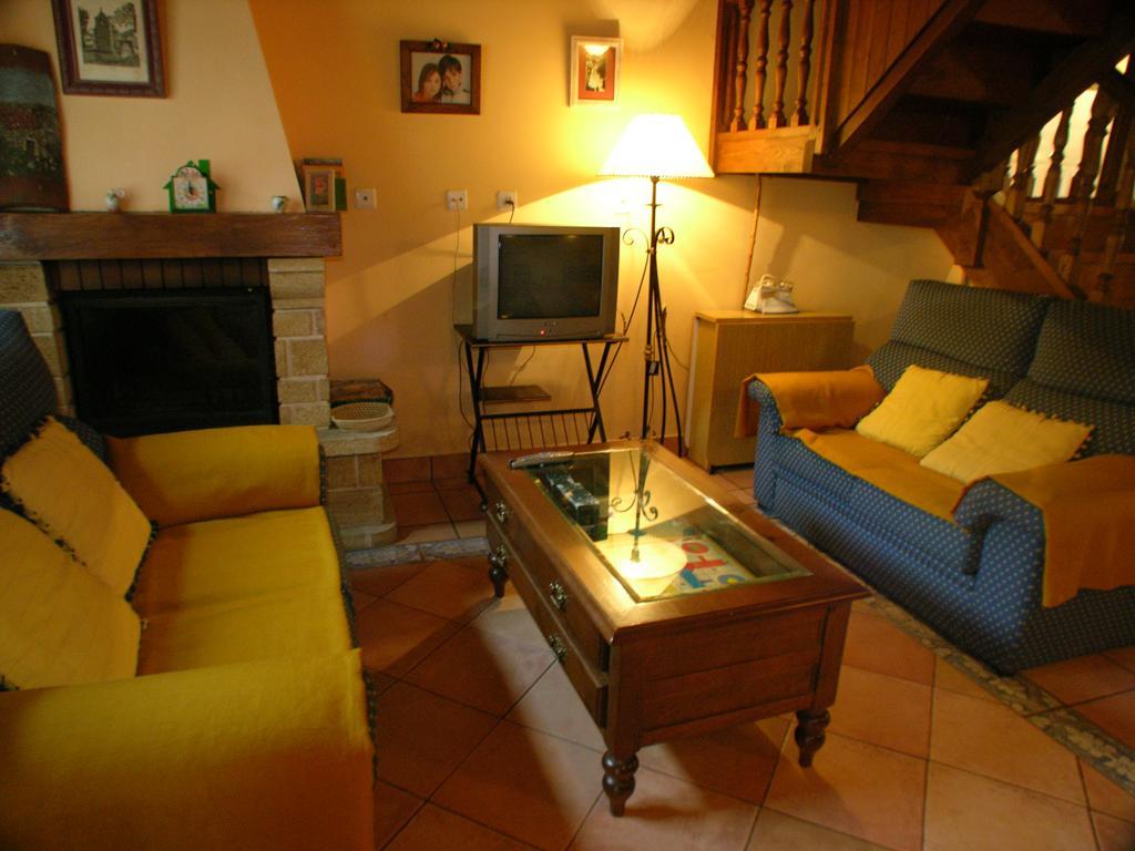 Casa Rural La Regoria カレニャ・デ・カブラレス エクステリア 写真